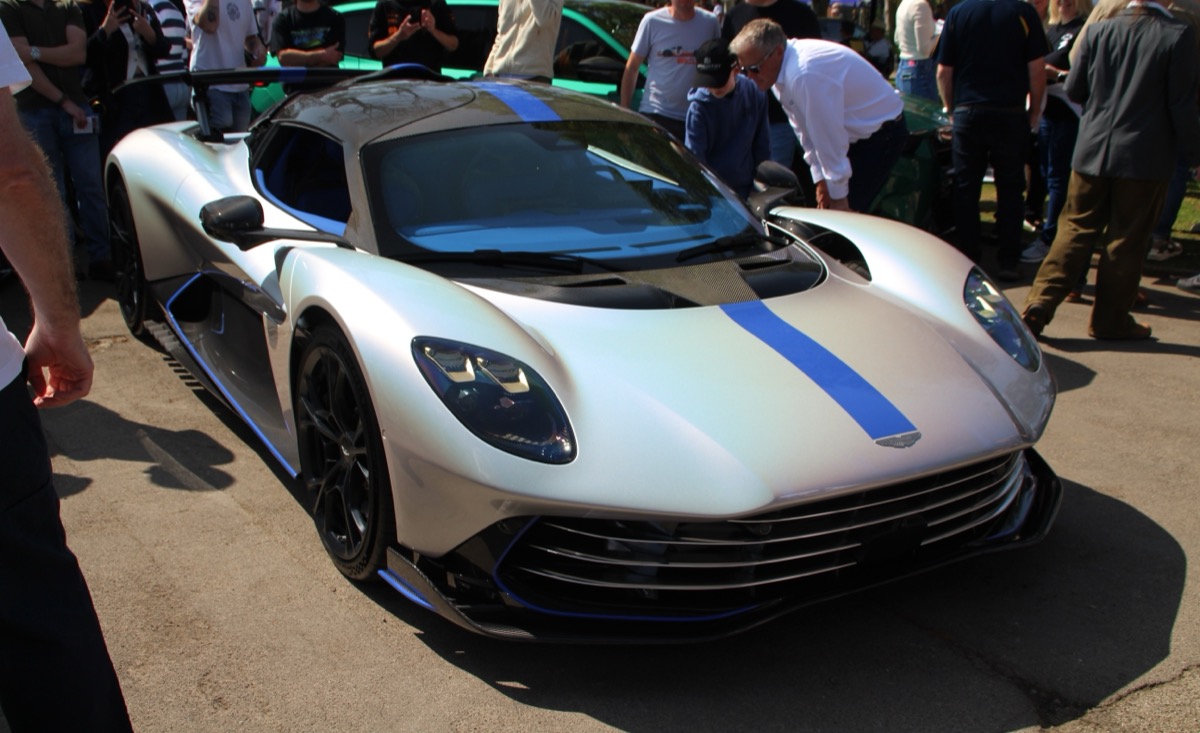 Aston Martin Valhalla — 1,064hp, carbon monocoque, pull-rod suspension derived from Formula 1