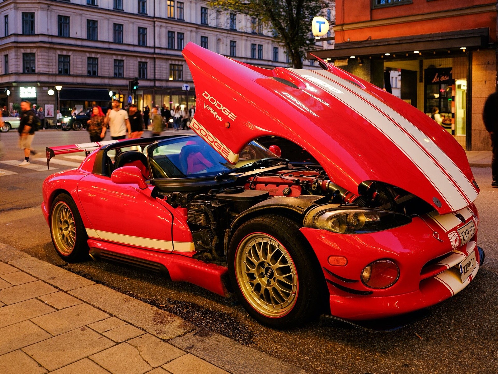 1992 Dodge Viper RT/10 — no roof, no driver aids, no compromise